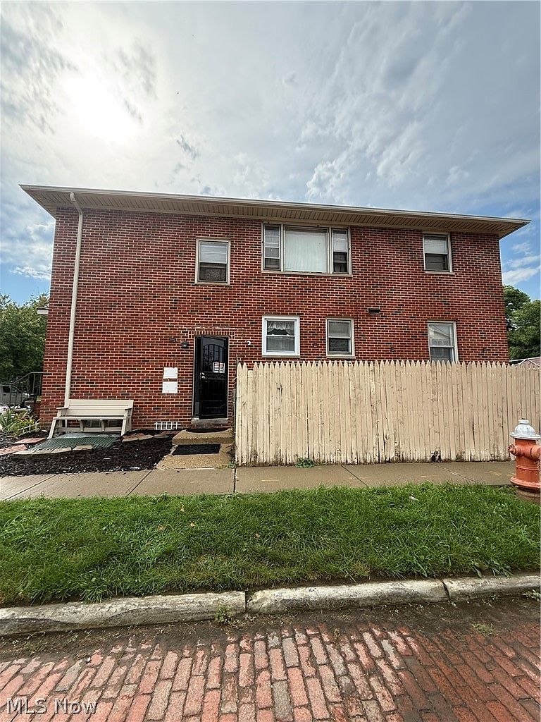 16727 Grovewood Ave — detail