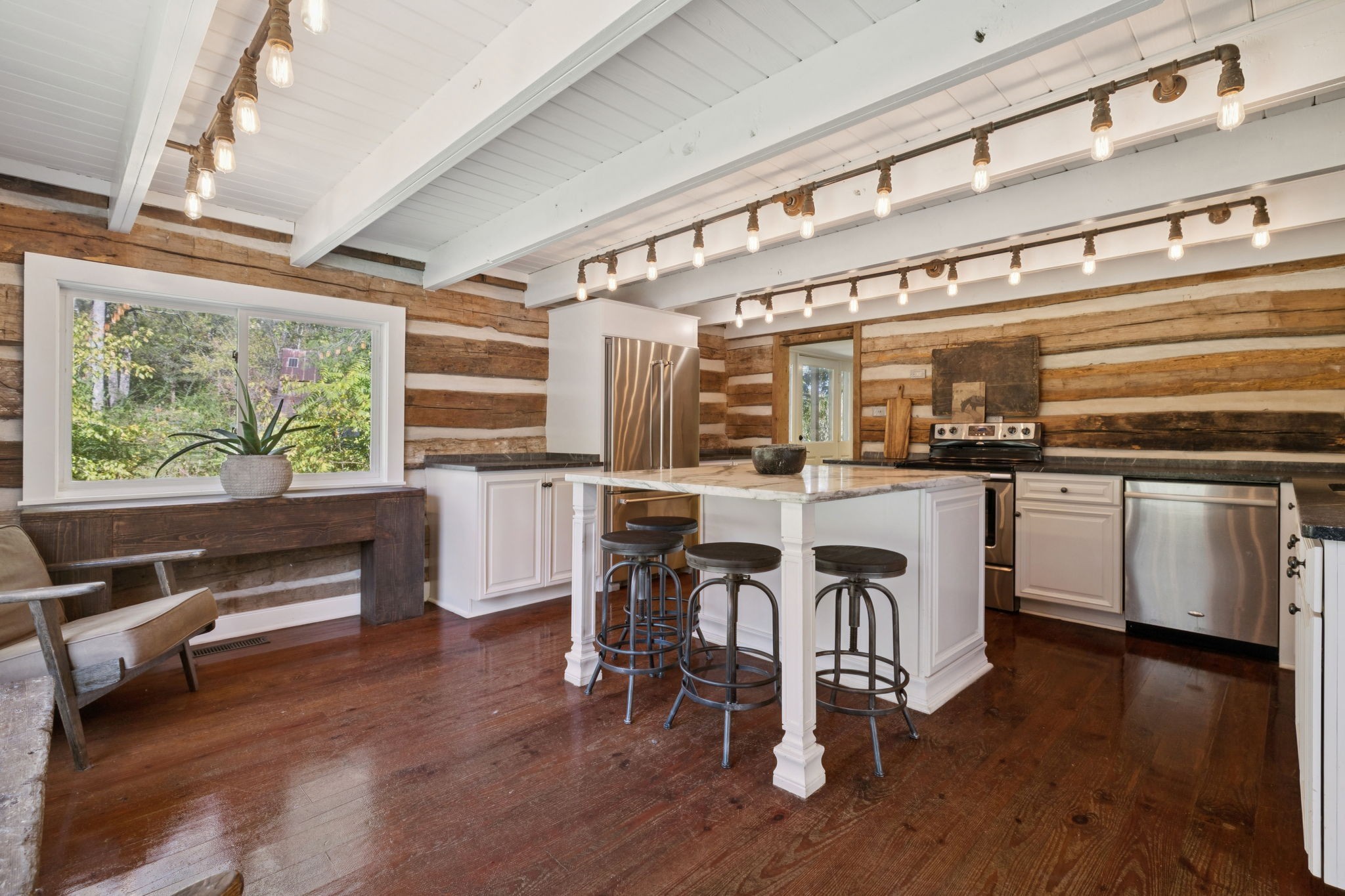2060 Old Hillsboro Rd — interior