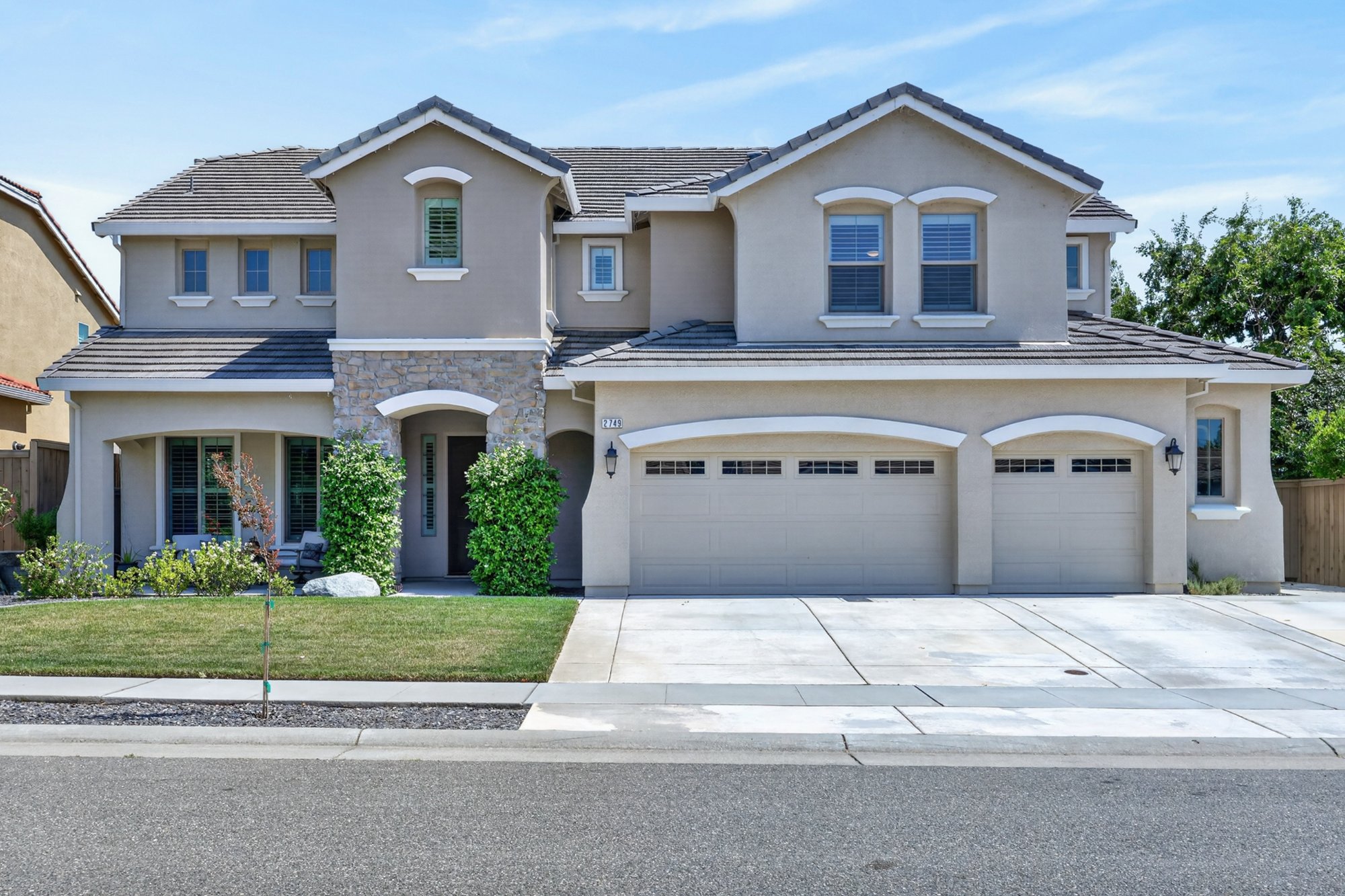 2749 Lincoln Airpark Dr — interior