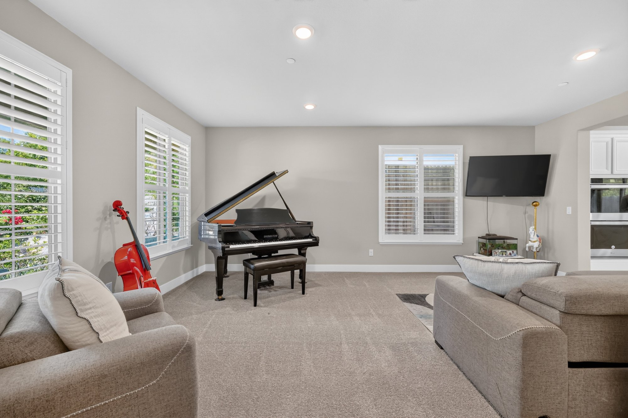 2749 Lincoln Airpark Dr — exterior