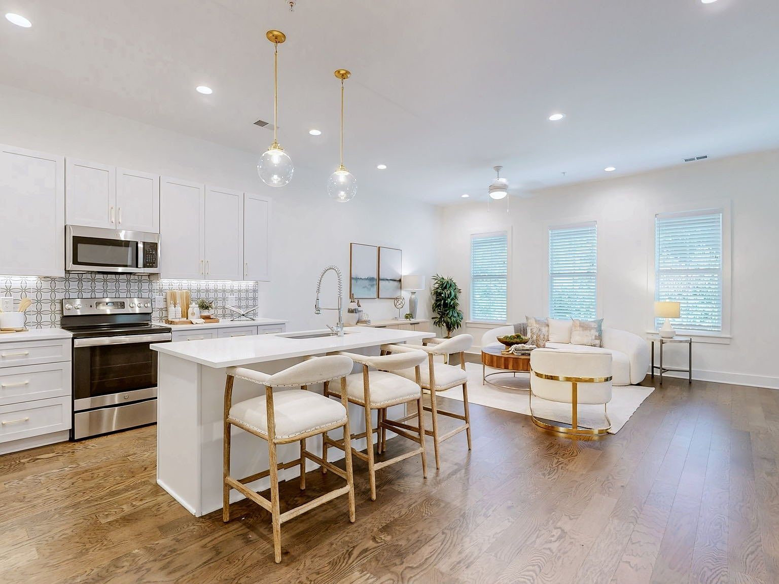 421 Herringbone Ct — interior