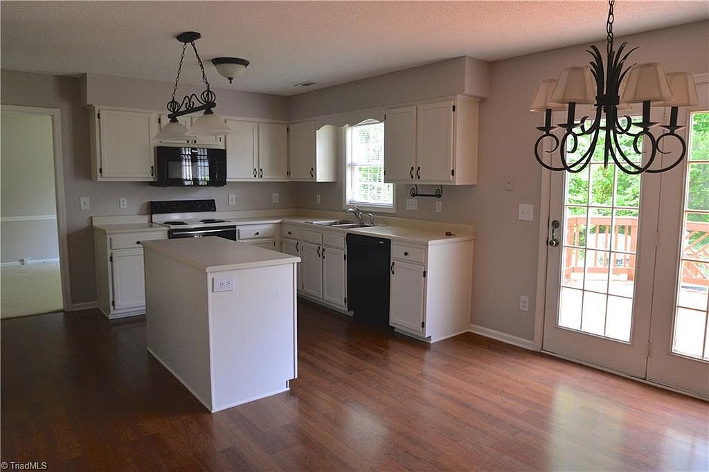 8 Ridgemore Ct — photo 3