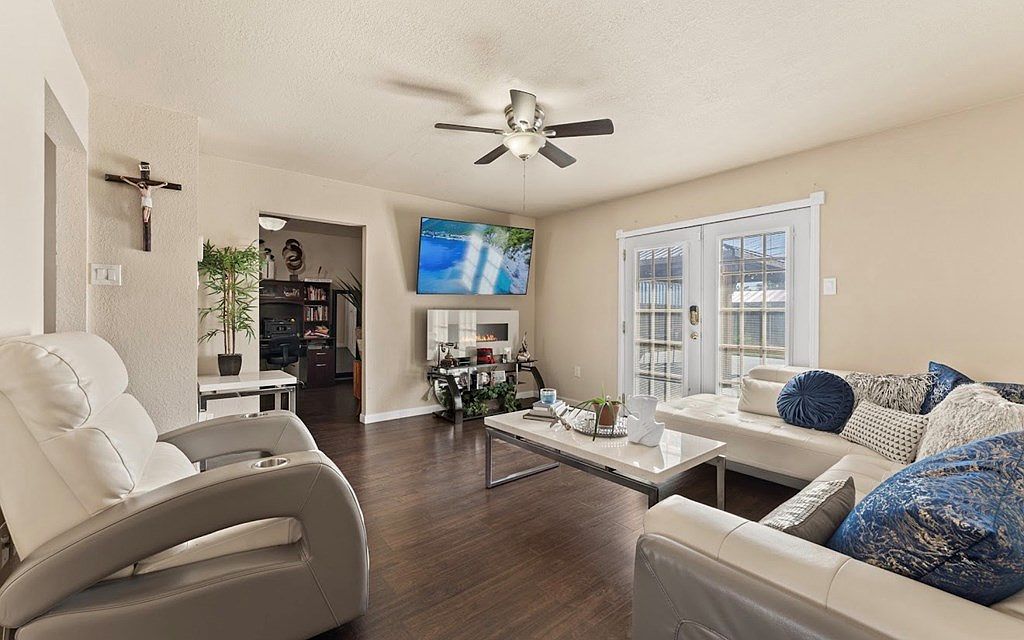 8822 Lamar Ave — interior